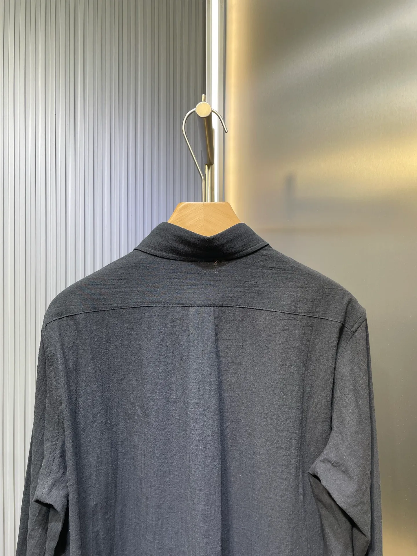 P430 Ralph Lauren 🌟[Top Original] Embroidered linen shirt. Selected high-quality linen material with natural texture and breathability. Tight and smooth, comfortable and close to the skin. Elegantly presented with a touch of deep ink. Exquisite red pony logo is embellished, like a smart flame in the dark night. The clever design of the external pleated slit back shoulder adds a sense of agility and detachment in a minimalist shape. Contains the soul of fashion. Process 1: Adopt imported machine embroidery technology and use advanced computer control systems and precision mechanical components to achieve the iconic pony embroidery operation with high precision and smooth and delicate lines. Process 2: Adopt side-turning buried clamp stitching process, which is smooth and tidy. Process 3: The fabrics have been washed and have a better hand feel. Not easy to deform, not easy to shrink, not easy to fade, and maintain long-term beauty. Accessories: Customized 1:1 thick plate resin buckle Customized 1:1 Ralph Lauren trademark Fit: Loose fit Size: S M L XL